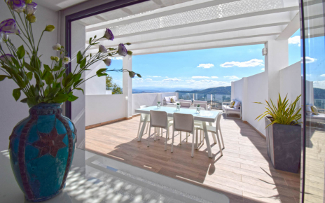 Comedor exterior junto a zona de cocina